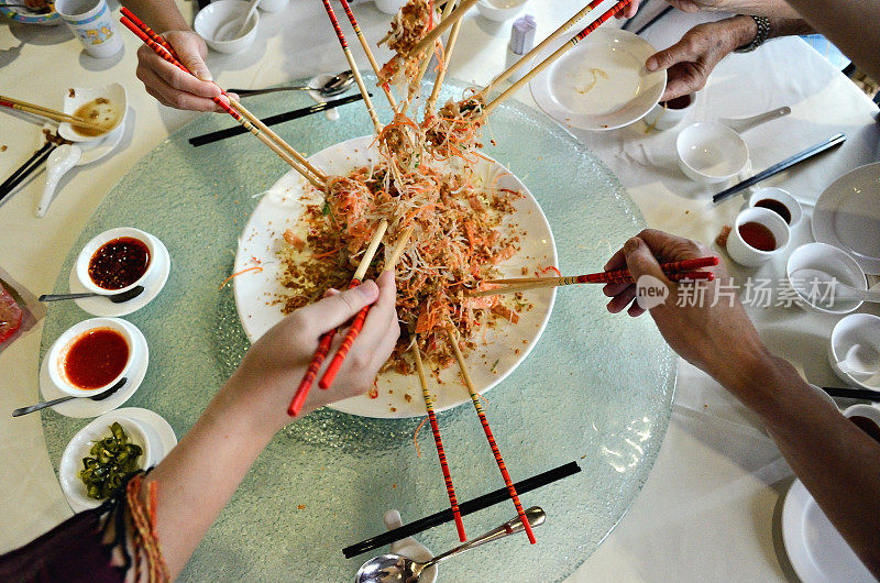 中国新年有一道特别的菜叫“玉生”或“Yee Sang”